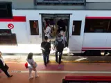 Personas entrando vagón de tren