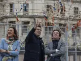 La alcaldesa de Valencia, María José Catalá y el alcalde de Madrid, José Luis Martínez Almeida conocen los detalles de la mascletà que dispara la pirotecnia de La Alpujarreña, en la Plaza del Ayuntamiento.