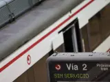 Un panel indica que la línea de Cercanías está sin servicio en la estación de Atocha de Madrid.