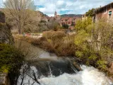 El río Guadalaviar y el pueblo de Albarracín de fondo (Teruel).