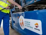 Empleado estación de servicio de Repsol repostando combustible 100 % renovable