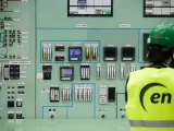 Un empleado trabaja en sala de control de la central nuclear de Santa María de Garoña.