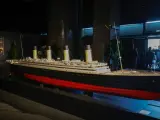 Una réplica del Titanic en la exposición en París.