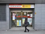 Una mujer pasa por una oficina del Sepe, a 4 de marzo de 2024, en Madrid (España).