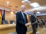 El ministro de Economía, Comercio y Empresa, Carlos Cuerpo (d), y el comisario europeo de Economía, Paolo Gentiloni (i),