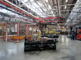 Varios operarios trabajan en la sede de Stellantis, industria, empresa, fábrica