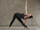Postura de la medio luna de yoga