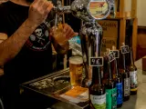 Un camarero tira una cerveza artesanal en un bar