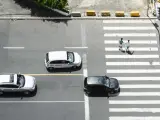 Un coche se queda parado en medio de un paso de peatones mientras el semáforo está en rojo.