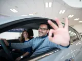 Hombre conduciendo su nuevo coche