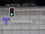 Un semáforo en verde frente a la sede de Telefónica, a 28 de noviembre de 2023, en Madrid (España).