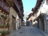 Calle del pueblo Cuevas del Valle, Ávila.