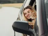 Imagen de archivo de una mujer transportando a su gato en el coche.