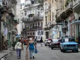 Peatones caminan por un barrio t&iacute;pico de Centro Habana, este domingo en La Habana (Cuba).