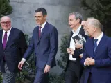 El presidente del Gobierno, Pedro Sánchez, y el expresidente del Gobierno José Luis Rodríguez Zapatero a su salida tras el acto de inauguración de la exposición 'Luis Martín-Santos. Tiempo de libertad'