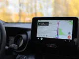 Un coche con el navegador de Google Maps encendido.