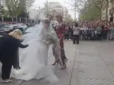 Momento en el que Teresa Urquijo llega a su boda con el alcalde de Madrid.