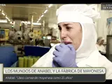 Anabel Pantoja, emocionada en una fábrica de mayonesa.