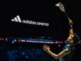 Un jugador de bádminton en el Adidas Arena de París.
