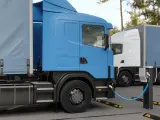 Un camión eléctrico recargando su batería en un punto de carga.