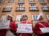 Varias mujeres vestidas con el uniforme del 'Cuento de las Criada' se manifiestan bajo el lema ‘Las mujeres no se alquilan, los bebés no se compran’, frente al Ministerio de Justicia, a 22 de abril de 2023, en Madrid (España).