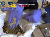 Así son las monedas de dos euros falsas que salían del mayor taller de falsificación de España