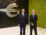 El presidente de Ibercaja Banco, Francisco Serrano (i), y el consejero delegado de Ibercaja Banco, Víctor Iglesias