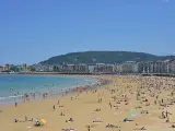 Cerrando el podio y como mejor playa de España está la mítica de la Concha de San Sebastián, de la que las reseñas destacan su paseo marítimo, bello a cualquier hora.