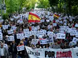 Un momento de la marcha con el lema "Por amor a la democracia" convocada por el colectivo La Plaza Madrid y que ha transcurrido este domingo por el centro de Madrid.