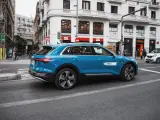 Un Audi Q5 E-Tron circulando por el centro de Madrid.