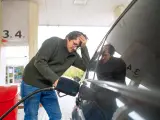 Un conductor preocupado por el precio de la gasolina.