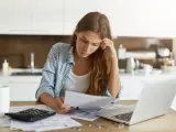 Mujer analizando sus deudas