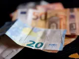 Varios billetes, dinero euro, ahorros