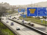 Imagen de archivo de la circulación de vehículos por una autovía española.