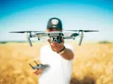 Un piloto de drones muestra su dispositivo