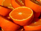 Es conocida por ser rica en vitamina C, pero la naranja tambi&eacute;n contiene hidratos de carbono, fructosa, minerales como calcio, f&oacute;sforo, magnesio y potasio y mucha agua. Concretamente, est&aacute; compuesta en un 86% por este l&iacute;quido.