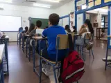 Aumnos del CEIP Escritor Alfonso Grosso durante el primer d&iacute;a de colegio. A 12 de septiembre de 2022, en Sevilla (Andaluc&iacute;a, Espa&ntilde;a).