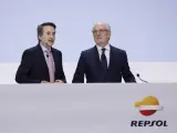 El presidente de Repsol, Antonio Brufau (d), y el consejero delegado, Josu Jon imaz, durante la junta general de accionistas de 2024.
