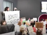 Protesta en la televisión pública finlandesa.