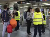 Usuarios en la estación de cercanías de Renfe de Plaça Catalunya, este domingo en que se ha suspendido el servicio debido a las incidencias ocurridas en Rodalies a raíz de un nuevo robo de cobre.