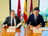 El delegado de Urbanismo, Medio Ambiente y Movilidad, Borja Carabante, junto al presidente de Madrid Capital Mundial de la Construcción, la Ingeniería y la Arquitectura (MWCC), David García Núñez, en la firma del convenio para colaborar en el diseño del nuevo PGOUM.