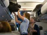 Cuando subimos a un avión, lo primero que hacemos tras localizar nuestro asiento es colocar nuestro equipaje de mano en el compartimento superior, sobre nuestro sitio.