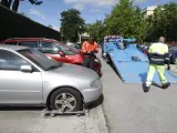 Agentes de Movilidad retiran un vehículo abandonado en el barrio de Usera.