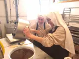 Clarisas de Burgos manipulando chocolate.
