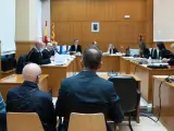 El librero Pedro Varela y cuatro responsables más de la Librería Europa, durante un juicio en la Audiencia de Barcelona.