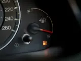 Depósito de gasolina de un coche en reserva.