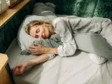 Una chica durmiendo en la cama.