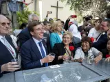El alcalde de Madrid ha visitado la Ermita de San Isidro para cumplir con la tradicional bendición del agua del santo y, a continuación, ha dado un paseo por la Pradera de San Isidro.