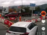 Captura del vídeo de un coche saliendo de forma imprudente de una rotonda.
