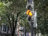 Imagen de archivo de un semáforo en ámbar en una calle de Bilbao.